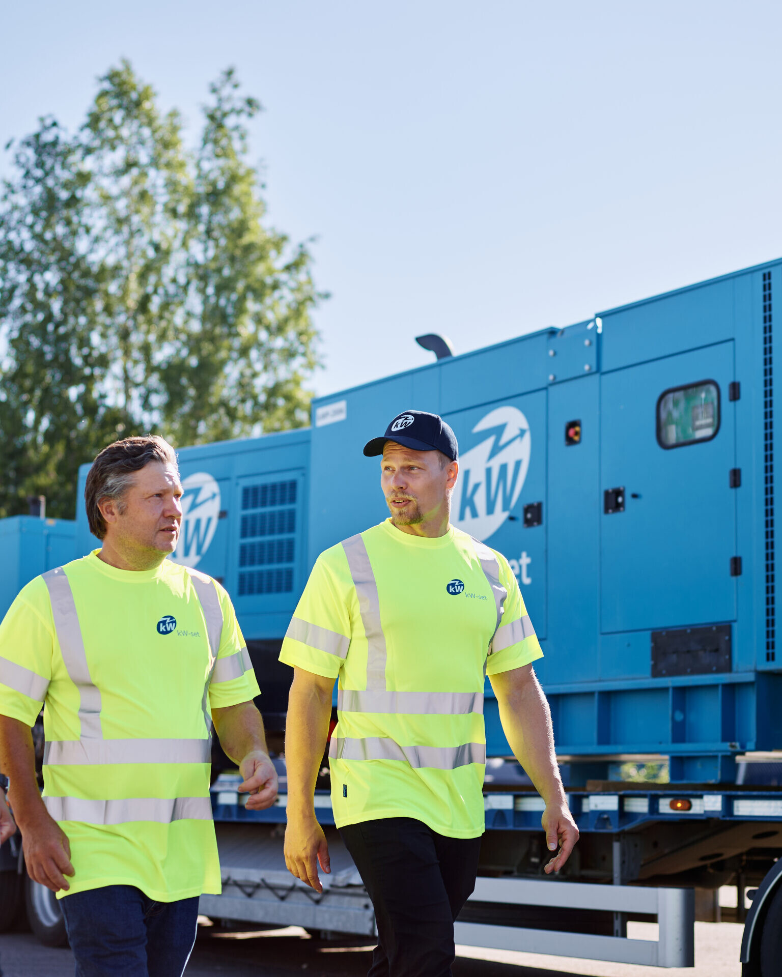 kW-Setin asiantuntijat varavoimaprojektissa dieselgeneraattorin &auml;&auml;rell&auml;